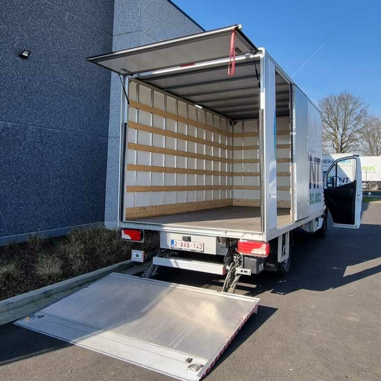 Camion hayon élévateu